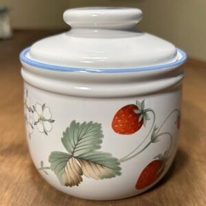 Home Beautiful Stoneware Y2302 Tempting Lidded Sugar Bowl Strawberries 1974-82